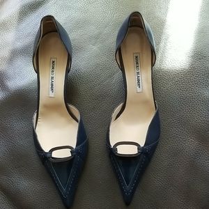 MANOLO BLAHNIK  pointy toes, kitten heel shoe